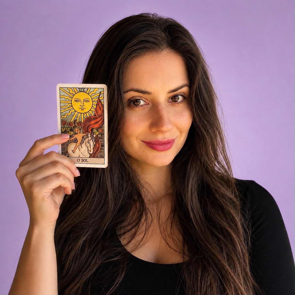 Evelyn segurando a carta O Sol